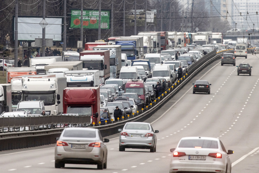 Doanh số bán xe mới tại Nga sụt giảm quá mạnh, vì sao?