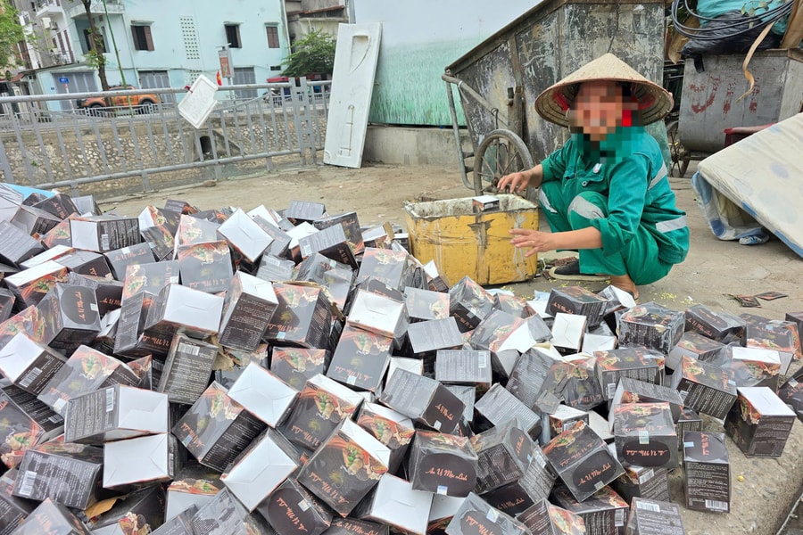Hàng nghìn hộp thực phẩm bảo vệ sức khỏe bị đổ trộm ra vỉa hè Hà Nội