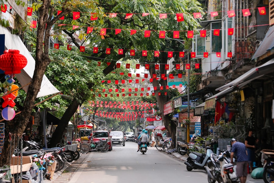 Phố phường, trường lớp, quán xá Thủ đô nhuộm sắc đỏ chào mừng đại lễ 30/4