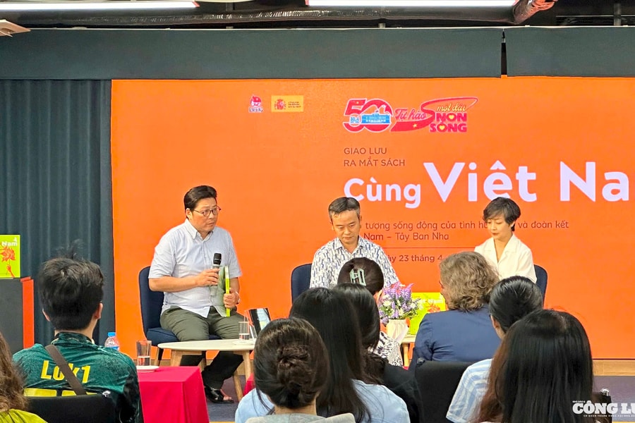 Tập thơ ‘Cùng Việt Nam’ - Biểu tượng sống động cho tình hữu Việt Nam và Tây Ban Nha