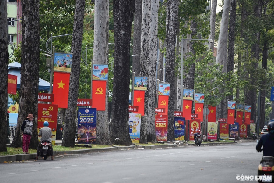 Phố phường tại TP HCM rực rỡ cờ hoa mừng đại lễ 30/4