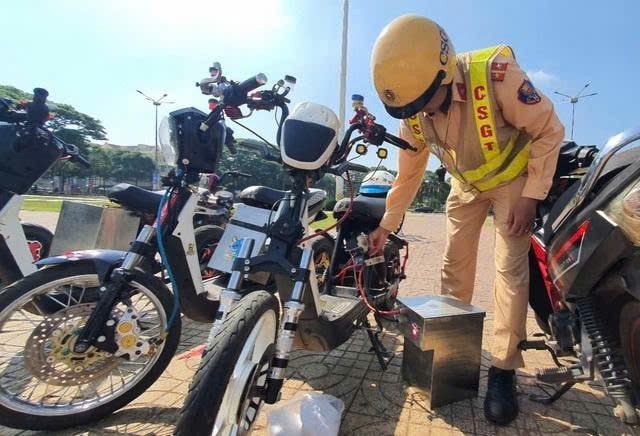 Đắk Lắk: Học sinh tụ tập biểu diễn xe điện độ chế để câu like