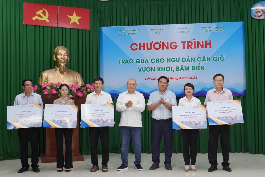 Báo Nông nghiệp và Môi trường trao tặng 683 bồn chứa nước ngọt cho ngư dân Cần Giờ