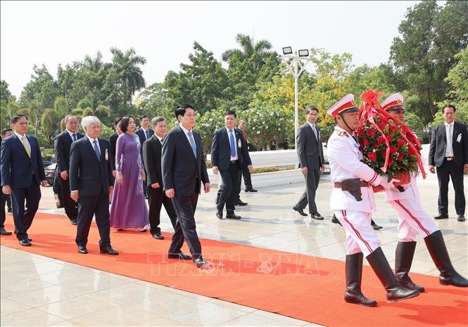 Chủ tịch nước Lương Cường dâng hoa tưởng niệm Chủ tịch Kaysone Phomvihane