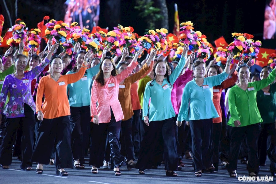 Người dân háo hức đón xem Sơ duyệt cấp Nhà nước Lễ diễu binh, diễu hành