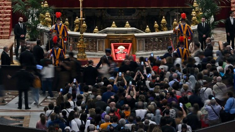 Gần 130.000 người đến viếng Giáo hoàng Francis trước lễ tang