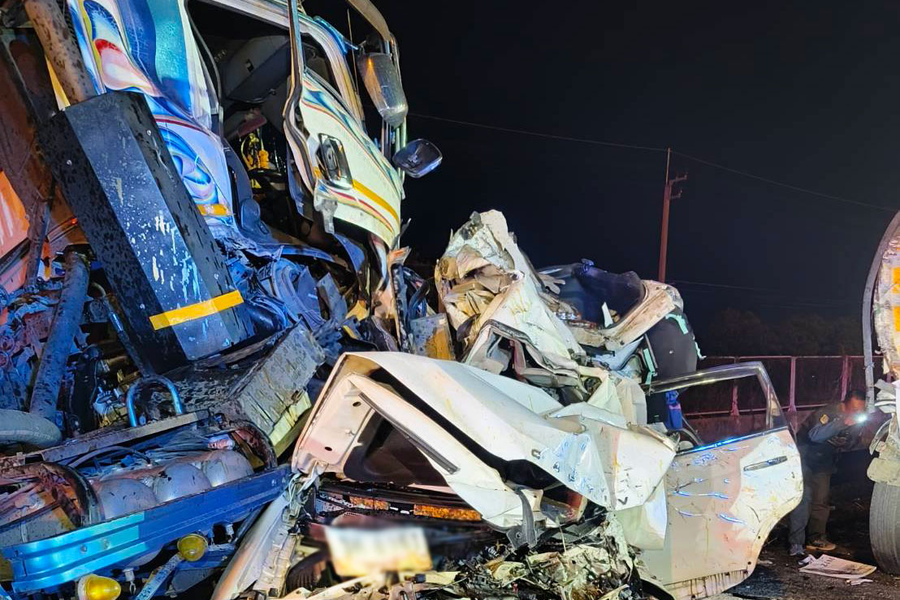 Dừng xe thay tã cho trẻ trên cao tốc, 8 người trong gia đình thiệt mạng