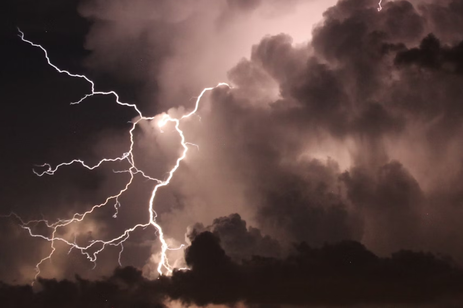 Hơn 23.000 cú sét đánh xuống miền Bắc sáng nay