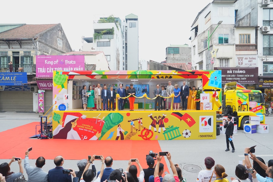 Chuyến xe Hướng nghiệp lăn bánh kỷ niệm 50 năm thiết lập quan hệ ngoại giao Việt Nam - Đức