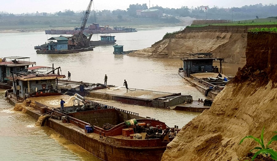 Bắt quả tang nhóm đối tượng khai thác cát trái phép trên sông Hồng
