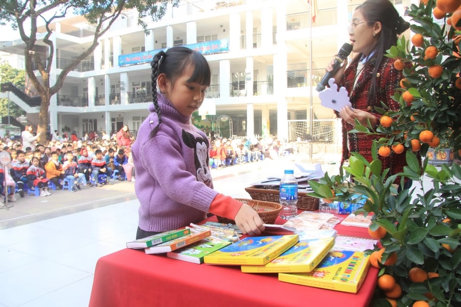 Ngày hội đổi rác lấy quà cho học sinh tiểu học