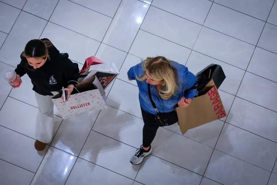 Mức tiêu dùng của Hoa Kỳ giảm mạnh nhất từ năm 1990 do cuộc chiến thuế quan của Tổng thống Donald Trump