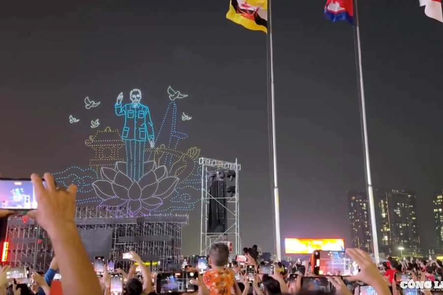 Người dân TP HCM hào hứng với màn trình diễn drone lớn nhất từ trước đến nay