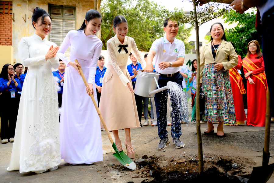 Hoa hậu Nguyễn Thanh Hà xúc động kêu gọi bảo vệ môi trường nhân kỷ niệm 50 năm thống nhất đất nước