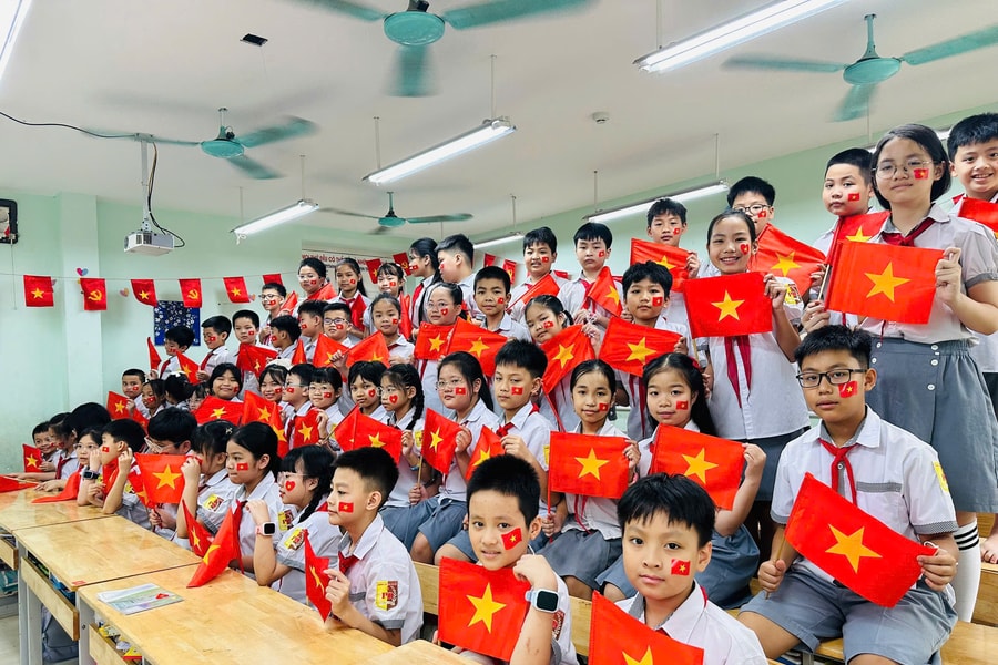 Hà Nội: Trường học rợp cờ hoa mừng 50 năm thống nhất đất nước