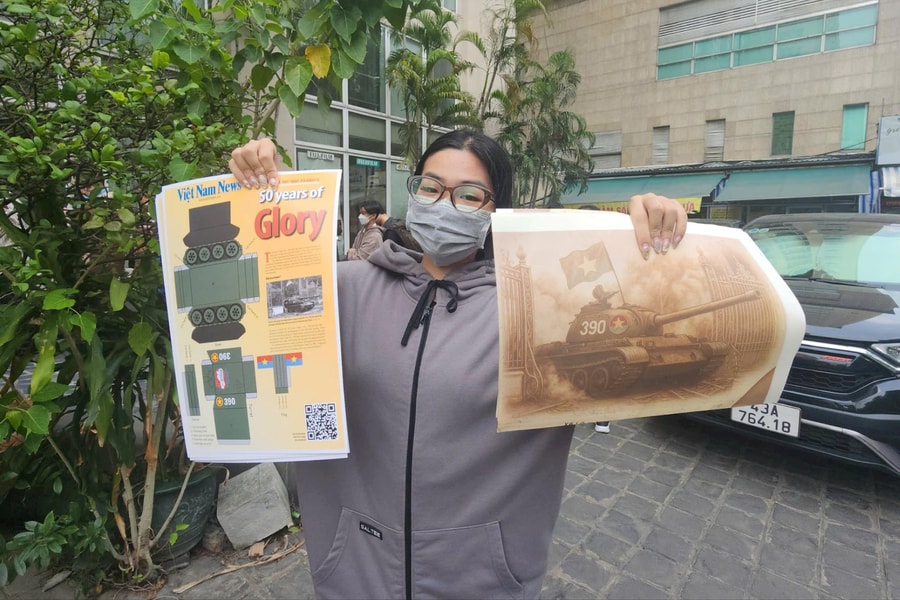 TP HCM: Hàng nghìn bạn trẻ xếp hàng dài nhận ấn phẩm đặc biệt của Báo Nhân dân và TTXVN nhân dịp 30/4