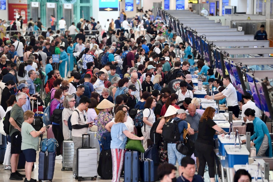 Sân bay Nội Bài bùng nổ lượng khách bay dịp Đại lễ 30/4