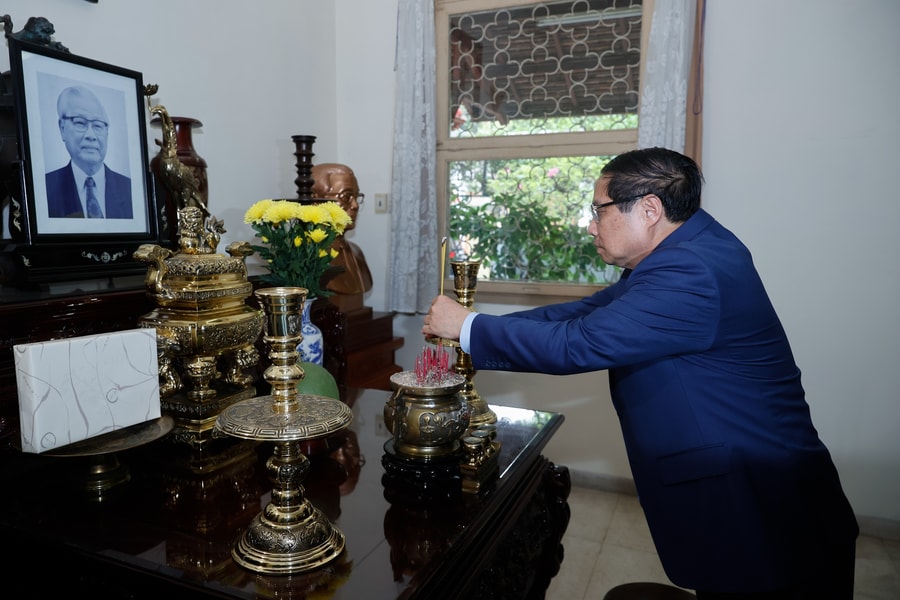 Thủ tướng Phạm Minh Chính dâng hương tưởng nhớ cố Chủ tịch Hội đồng Bộ trưởng Phạm Hùng, cố Thủ tướng Võ Văn Kiệt