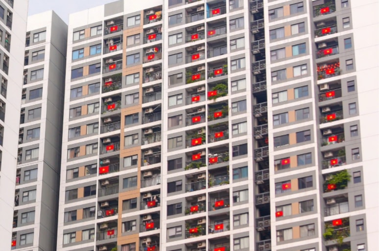 Cờ đỏ sao vàng phủ kín nhiều chung cư ở Hà Nội