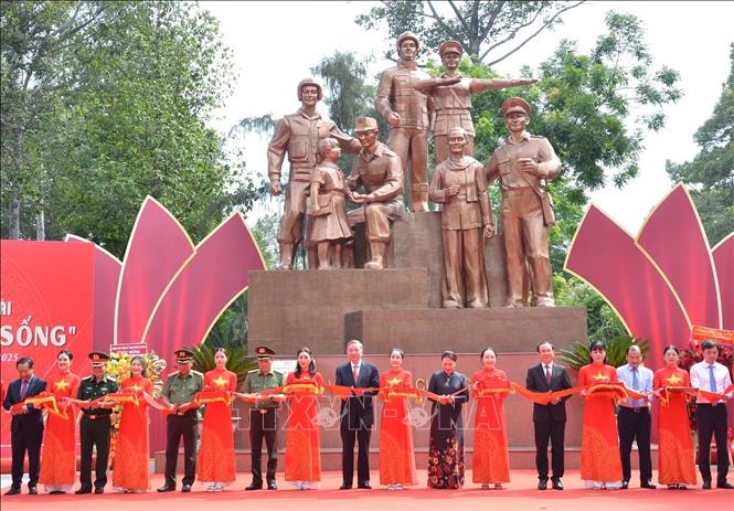 Tượng đài Công an nhân dân 'Vì bình yên cuộc sống' chính thức khánh thành tại TP HCM