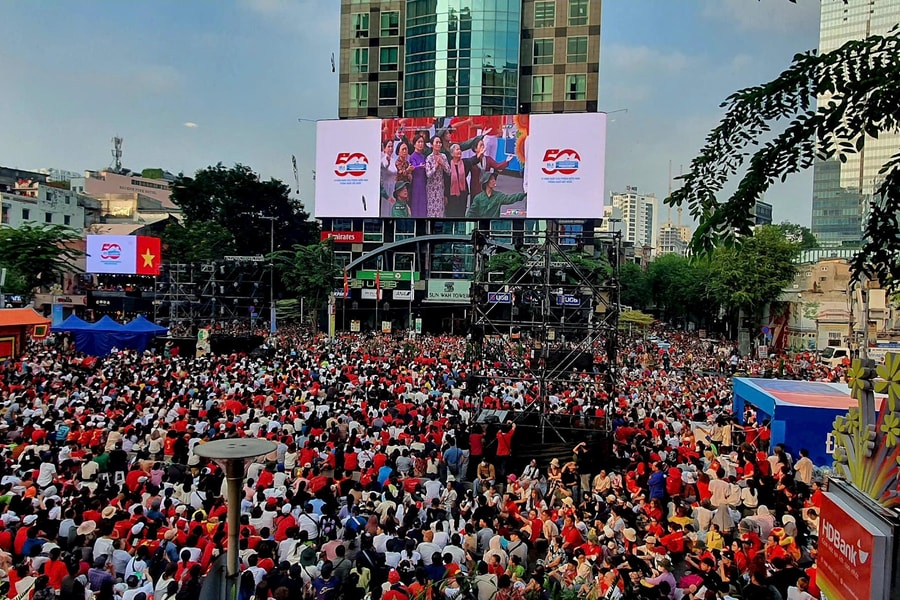 Trung tâm phố đi bộ Nguyễn Huệ chờ đón thời khắc trọng đại lễ diễu binh, diễu hành 30/4