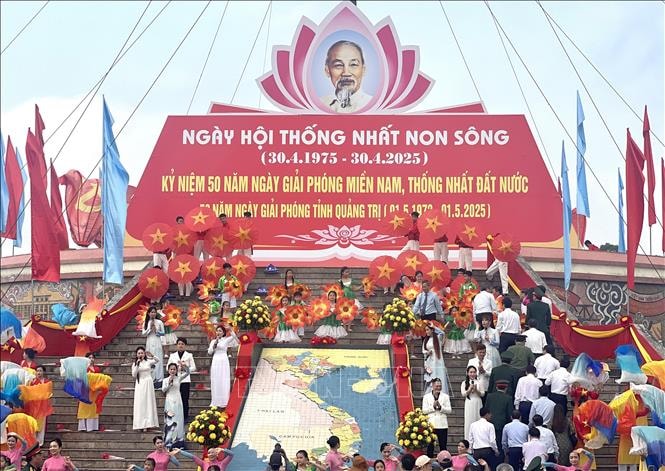 Thượng cờ thống nhất non sông bên bờ sông Bến Hải