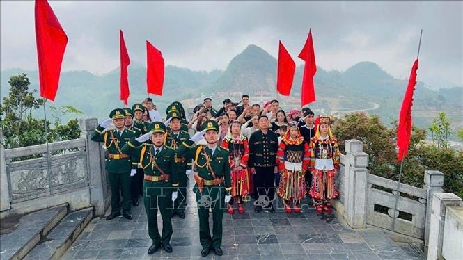 Linh thiêng Lễ thượng cờ tại Cột cờ quốc gia Lũng Cú trong ngày thống nhất
