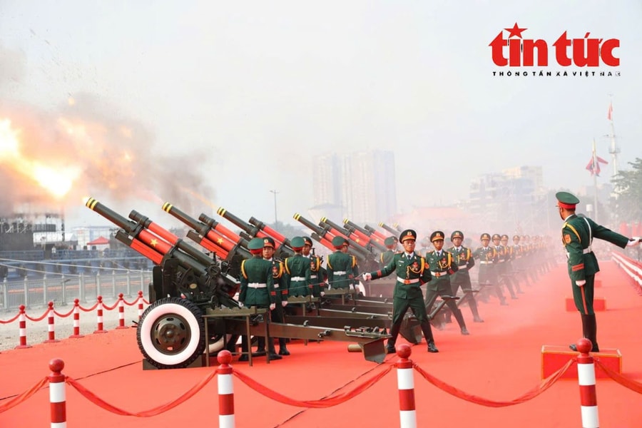 Dàn đại bác khai hỏa vang rền mở màn Lễ kỷ niệm 50 năm Ngày giải phóng miền Nam