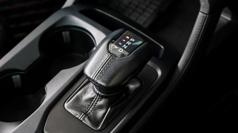 ‏Tại sao bạn nên sử dụng phanh khẩn cấp trước khi chuyển sang chế độ đỗ xe‏