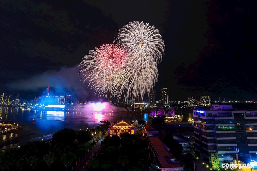 Bầu trời TP HCM rực rỡ pháo hoa mừng 50 năm Ngày Giải phóng miền Nam, thống nhất đất nước