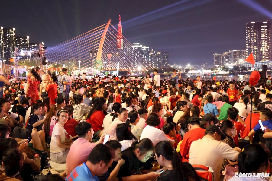 Biển người chờ xem pháo hoa ở TP HCM tối 30/4