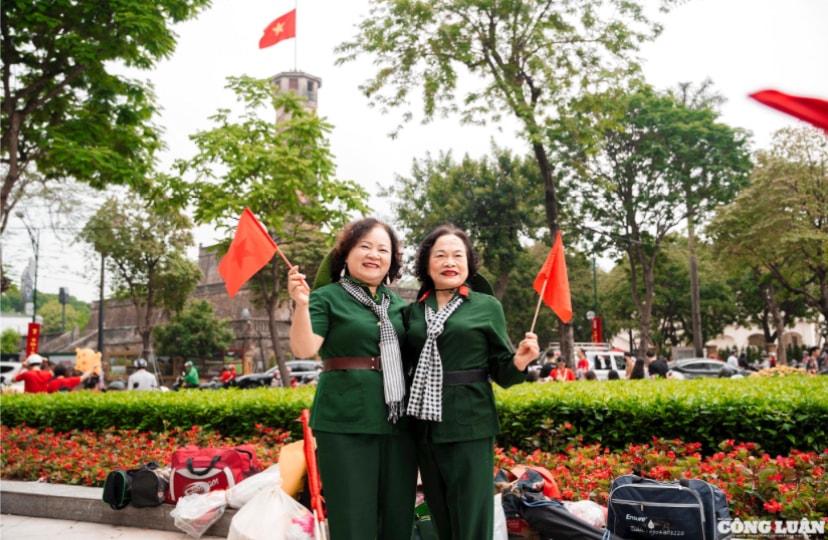 Hà Nội: Người dân nhộn nhịp ‘check-in’ trong ngày kỷ niệm 50 năm Giải phóng miền Nam