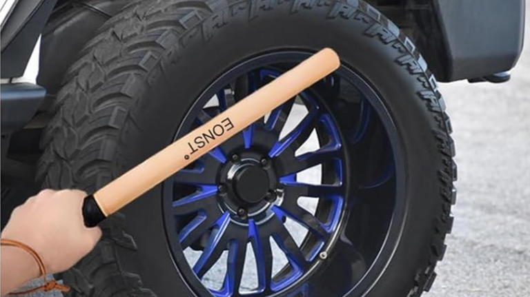 ‏Vì sao tài xế xe tải kiểm tra lốp bằng cách đập?‏