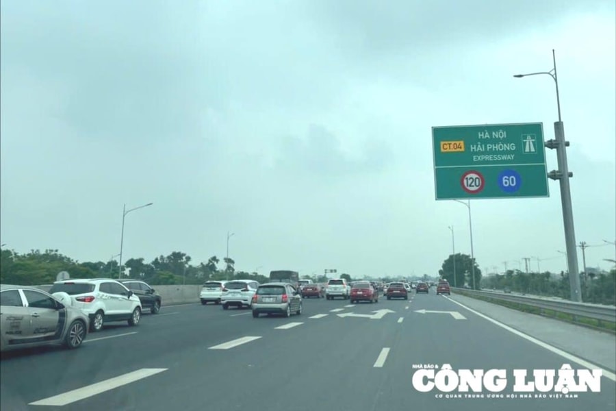 Người dân đổ xô đi du lịch nghỉ lễ 30/4 - 1/5, cao tốc ùn ứ kéo dài