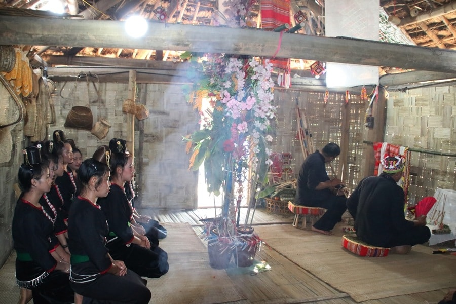 Tái hiện nghi lễ Mạng Ma cầu sức khỏe của người Xinh Mun tại Làng Văn hóa