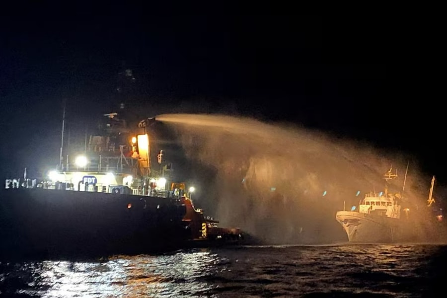 Tàu chở hàng viện trợ Gaza bốc cháy sau khi bị UAV Israel tấn công