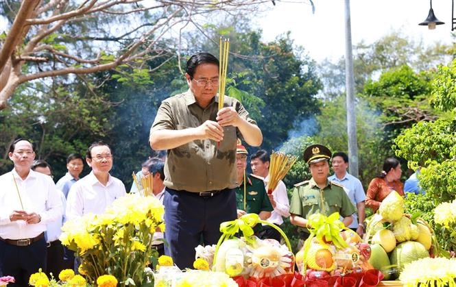 Thủ tướng dâng hương tri ân các Anh hùng liệt sĩ và thăm cựu tù tại Côn Đảo