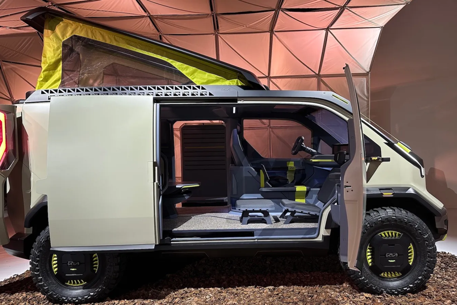 ‏Khái niệm xe điện hoang dã của Kia bao gồm bánh xe tua-bin thủy lực, tấm pin mặt trời và lều trên nóc xe‏