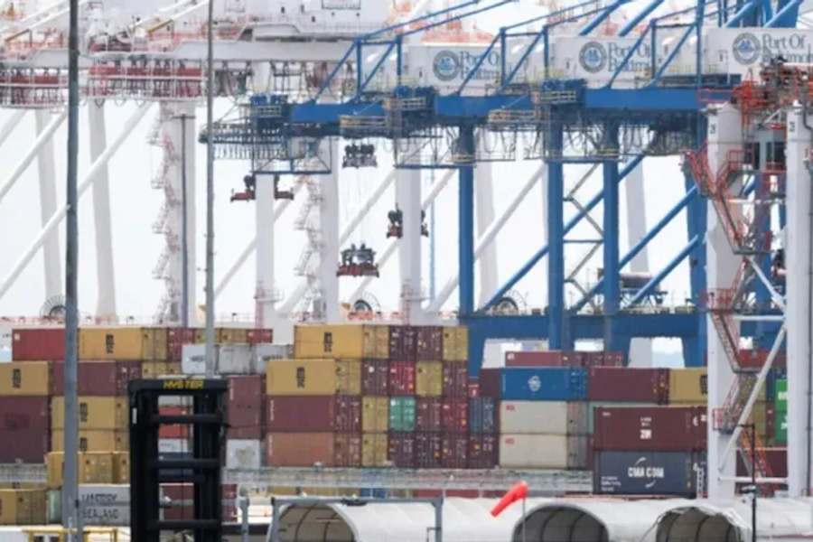 ‏Thuế quan của Tổng thống Donald Trump làm rung chuyển Phố Wall và giờ là các cảng hàng‏