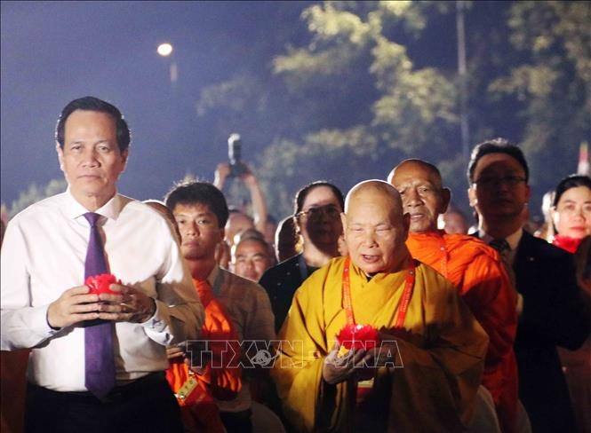 Hàng vạn người thắp nến cầu nguyện hòa bình tại Vesak 2025: Thông điệp đoàn kết từ Việt Nam