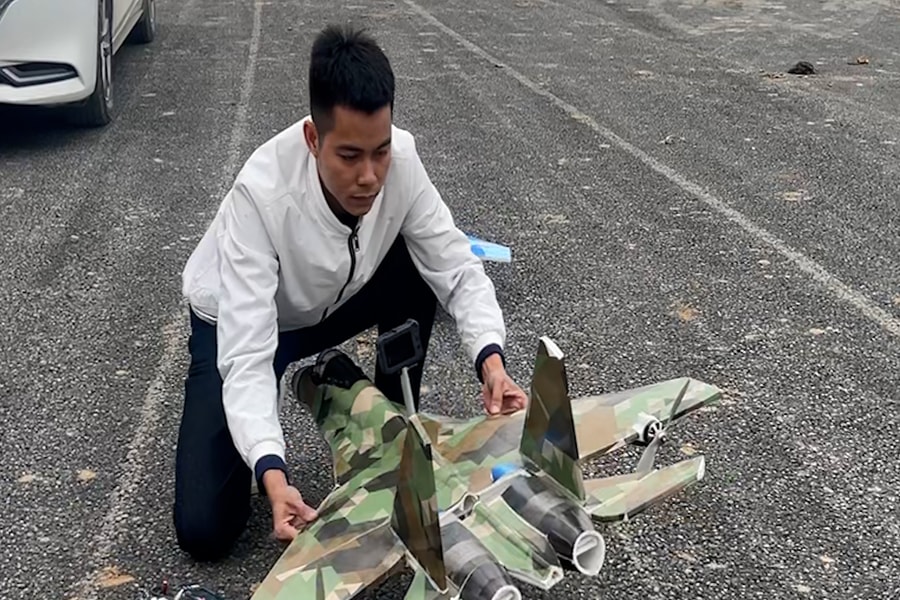 Độc đáo xưởng sản xuất máy bay mô hình giá hàng trăm triệu