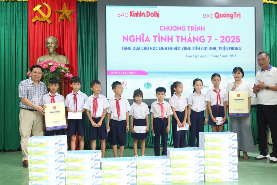 Báo Kinh tế & Đô thị - Báo Quảng Trị trao 150 phần quà cho gia đình cách mạng, học sinh có hoàn cảnh khó khăn