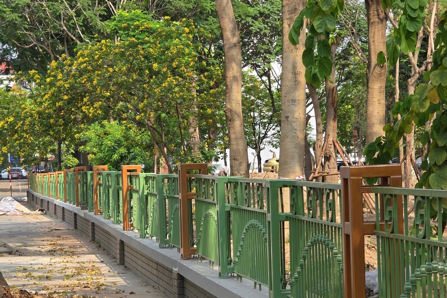 Công viên Cầu Giấy lắp đặt hàng rào mới