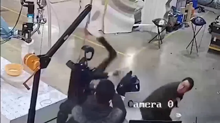 Video đáng sợ khi robot mất kiểm soát, vung tay 'tấn công' con người