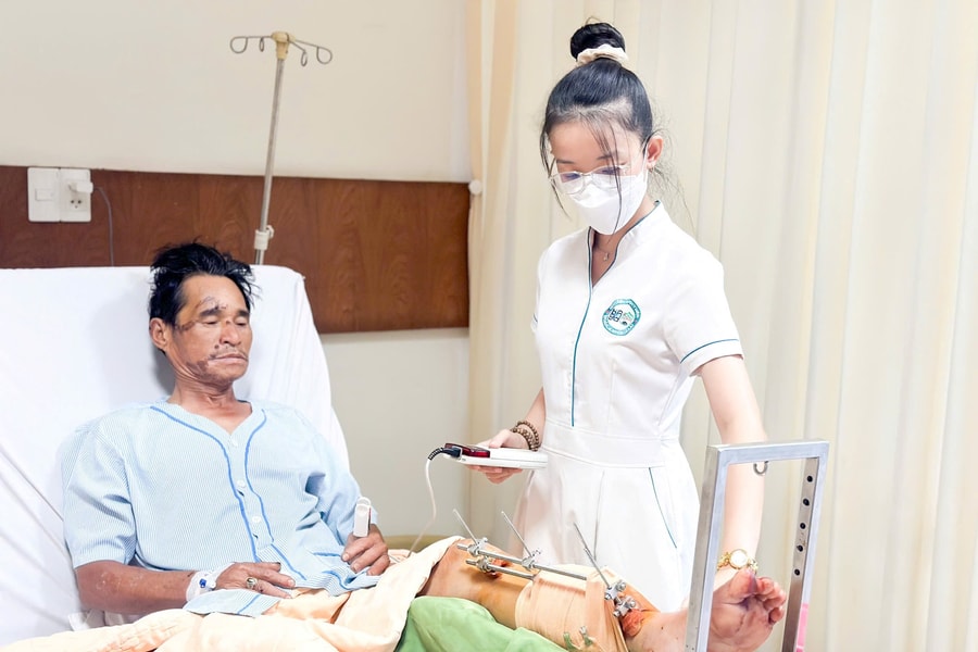 Gia Lai: Nối lại bàn chân đứt lìa cho bệnh nhân 62 tuổi bị tai nạn