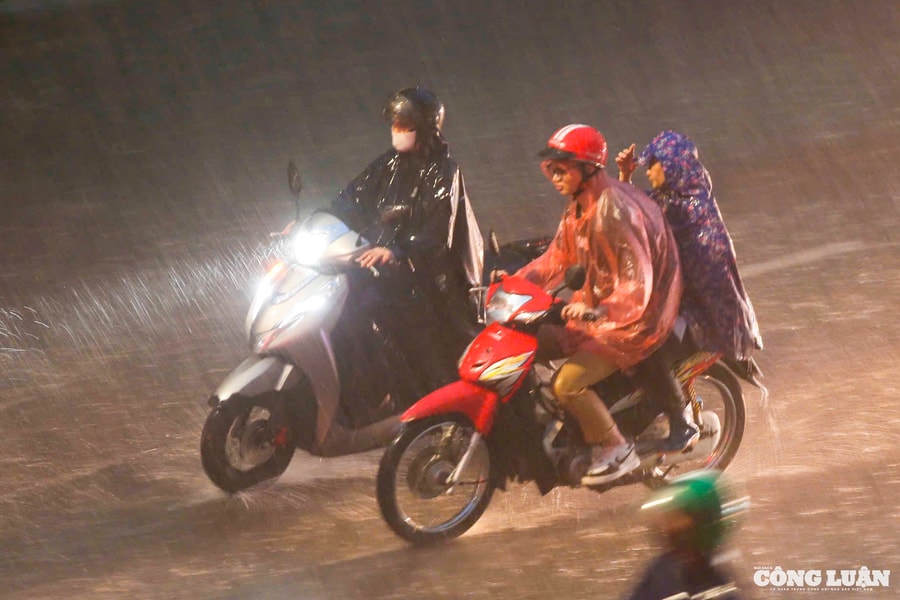 Mưa trắng trời từ Nghệ An đến Quảng Ngãi, cảnh báo lũ lớn