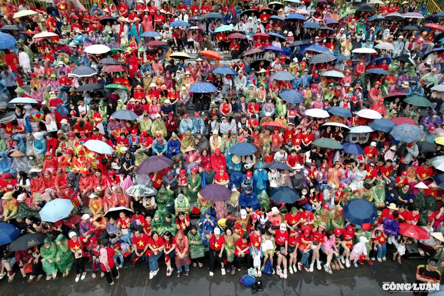 Hải Phòng: Hàng vạn người đội mưa chờ xem Duyệt đội ngũ và diễu hành quần chúng