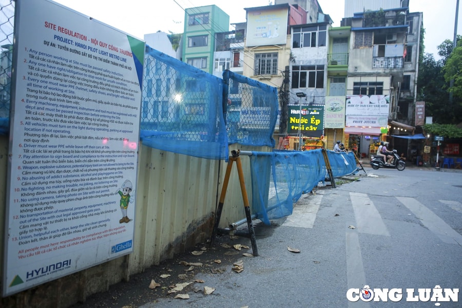 Rào chắn đường Trần Hưng Đạo để thi công đường sắt đô thị Nhổn - Ga Hà Nội