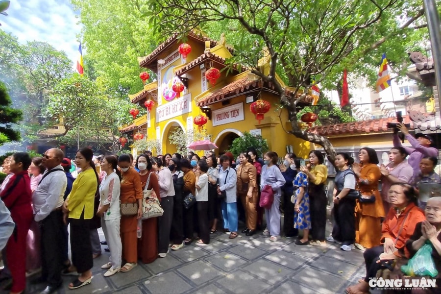Đại lễ Phật đản: Hàng trăm người dân xếp hàng dâng hương tại Chùa Quán Sứ