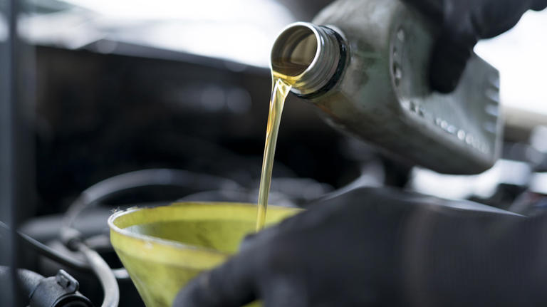 Đổ dầu vào lọc nhớt trước khi lắp có còn cần thiết?